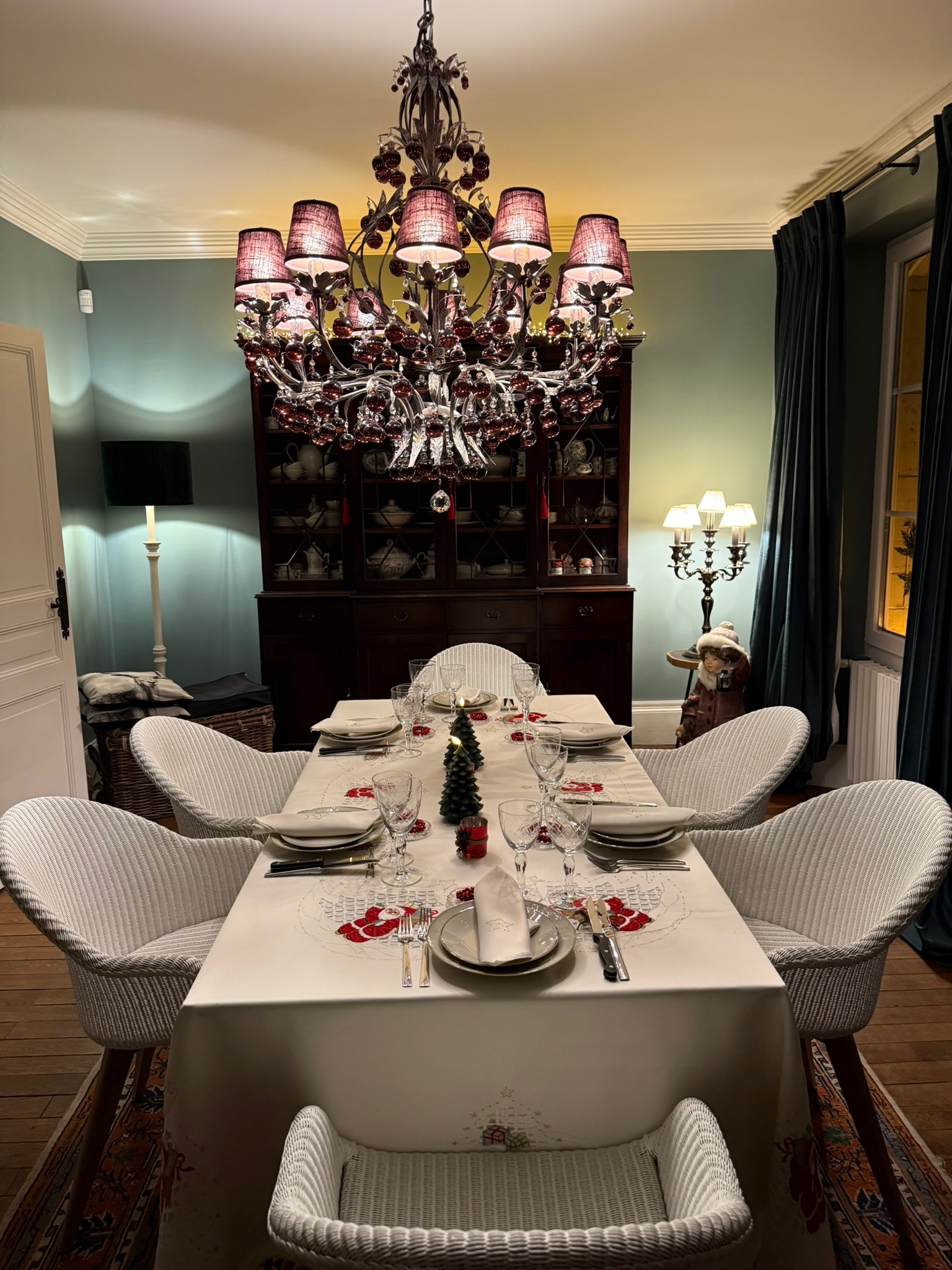 Feestelijk gedekte eettafel in La Réserve de Termes