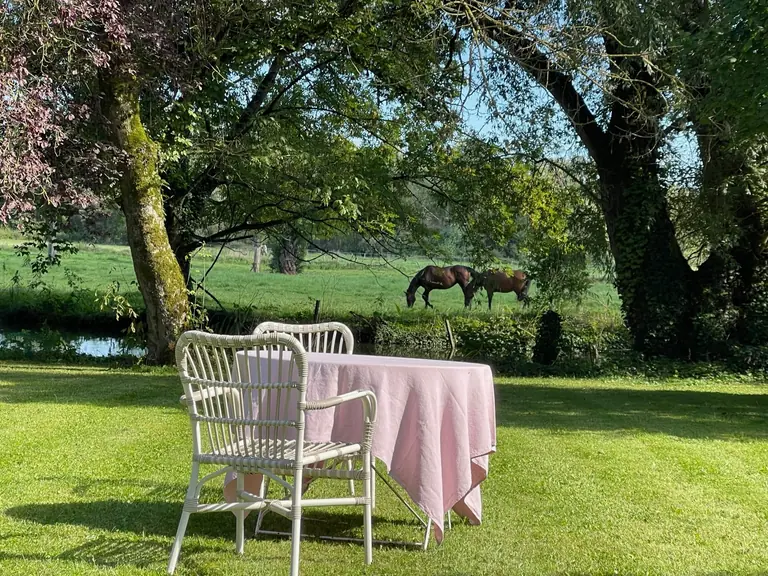 Tafelen in de tuin met zicht op de paarden