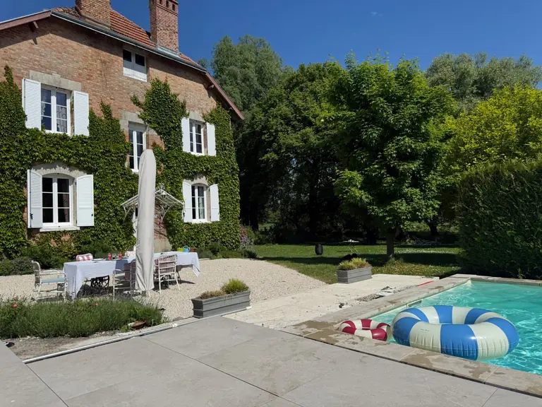 Het privézwembad in de zomer